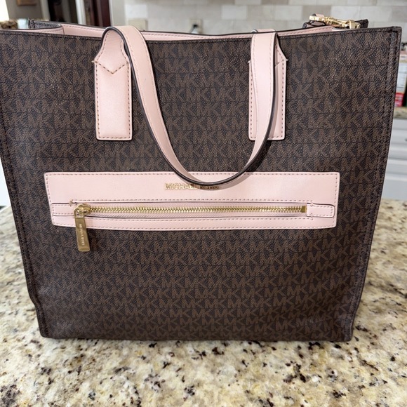Michael Kors Kenly Shoulder Bag, Large Powder Blush Gently Pre Owned 14x14x5 - Picture 1 of 14